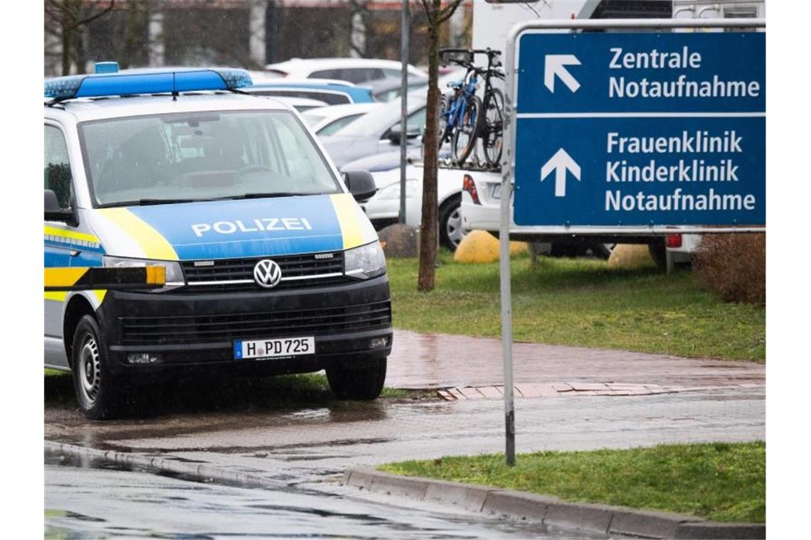 Ein Polizeifahrzeug steht vor der Medizinischen Hochschule Hannover. Foto: Julian Stratenschulte/dpa