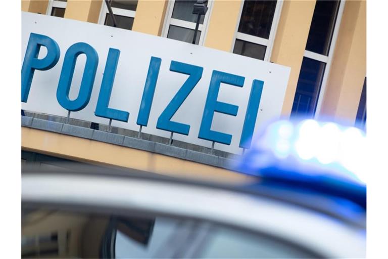 Ein Polizeifahrzeug steht vor einer Polizeidienststelle. Foto: Friso Gentsch/dpa/Symbolbild