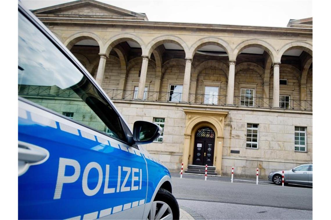 Ein Polizeifahrzeug vor dem Landgericht in Wuppertal. Foto: Jan-Philipp Strobel
