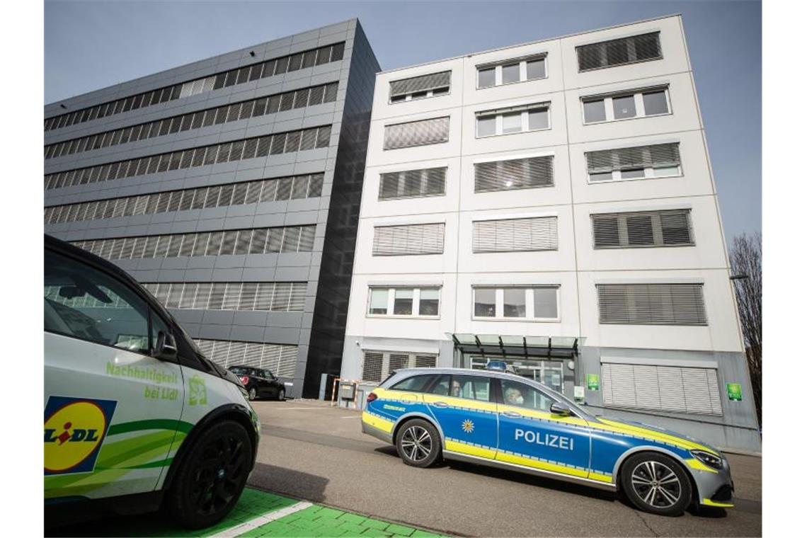 Explosive Post verschickt? - Rentner in U-Haft schweigt Ein Polizeifahrzeug vor der Lidl-Zentrale. Foto: Christoph Schmidt/dpa/Archiv