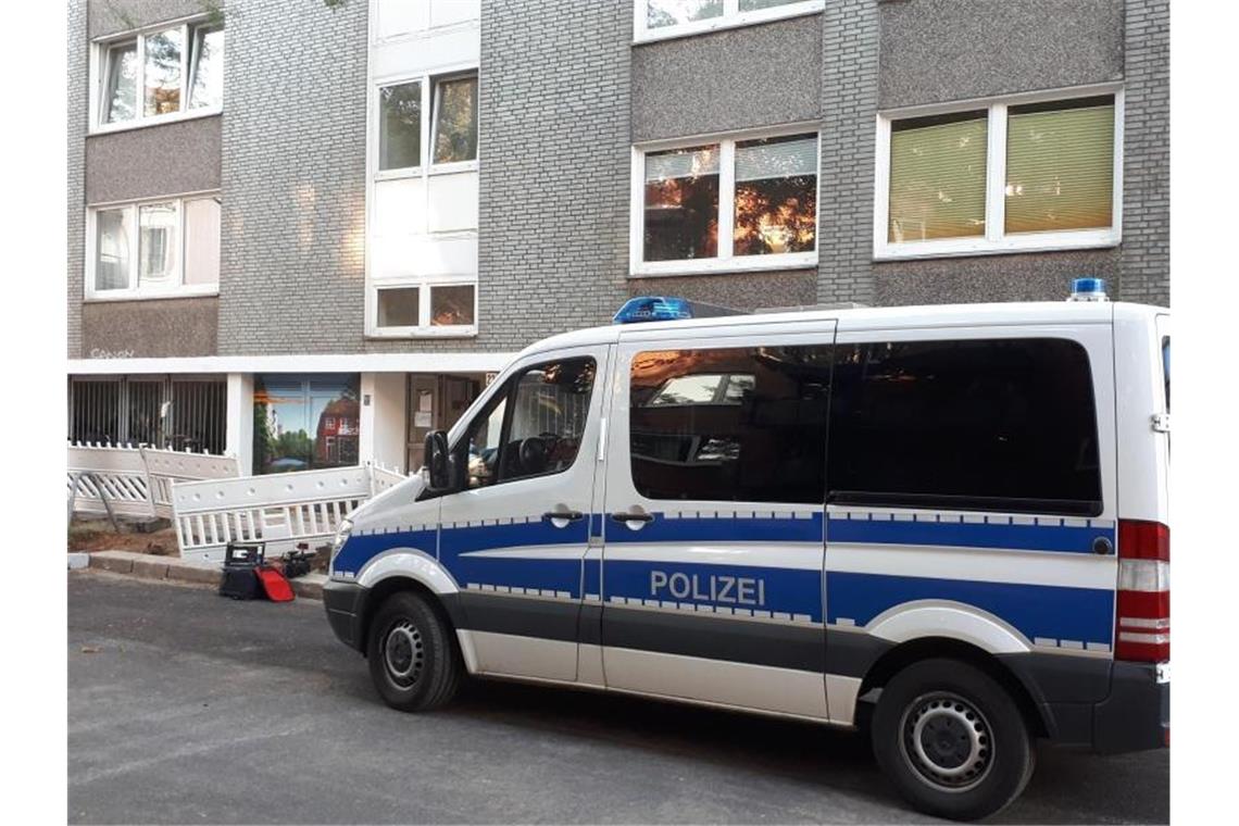 Ein Polizeifahrzeug vor einem Wohnhaus in Hamburg. Foto: Markus Kleinknecht/Tnn