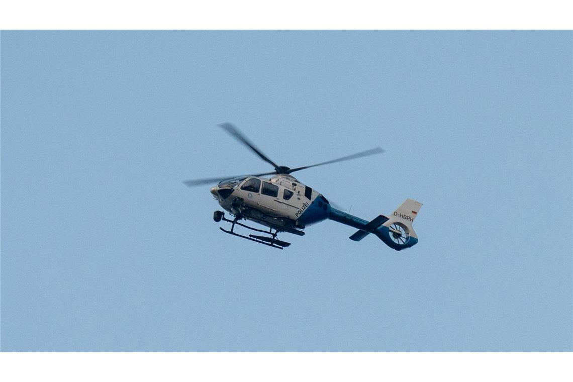 Zwei Tote bei zwei Feiern in Bayern - Täter weiter flüchtig Ein Polizeihubschrauber fliegt über den Ortsrand in Parsberg.