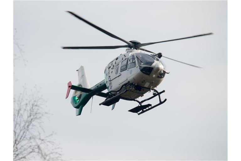 Ein Polizeihubschrauber fliegt während eines Einsatzes durch die Luft. Foto: Armin Weigel/dpa/Archivbild