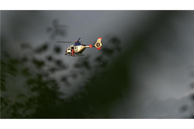 Ein Polizeihubschrauber kreist über der Absturzstelle eines Bundeswehrhubschraubers in Sachsen, auf der Suche nach einem noch Vermissten.