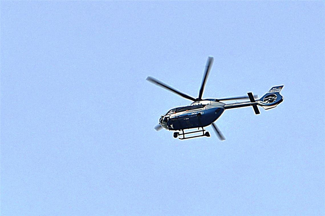 Frau wird mit Polizeihubschrauber gesucht Ein Polizeihubschrauber war zu später Stunde im Einsatz. Symbolbild: Alexandra Palmizi