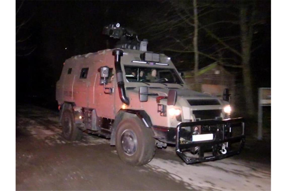 Ein Polizeipanzer fährt bei einer Drogenrazzia vor. Foto: Justin Brosch/dpa