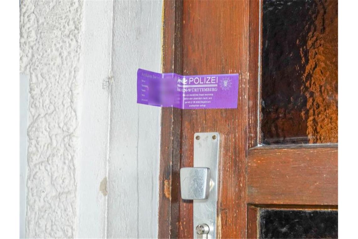 Gewalttat an Besucherkind? Mordverdacht nach Wohnungsbrand Ein Polizeisiegel klebt an der Tür des Wohnhauses in Baden-Baden. Foto: Marco Dürr/Einsatz-Report24/dpa