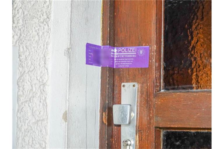Ein Polizeisiegel klebt an der Tür des Wohnhauses in Baden-Baden. Foto: Marco Dürr/Einsatz-Report24/dpa