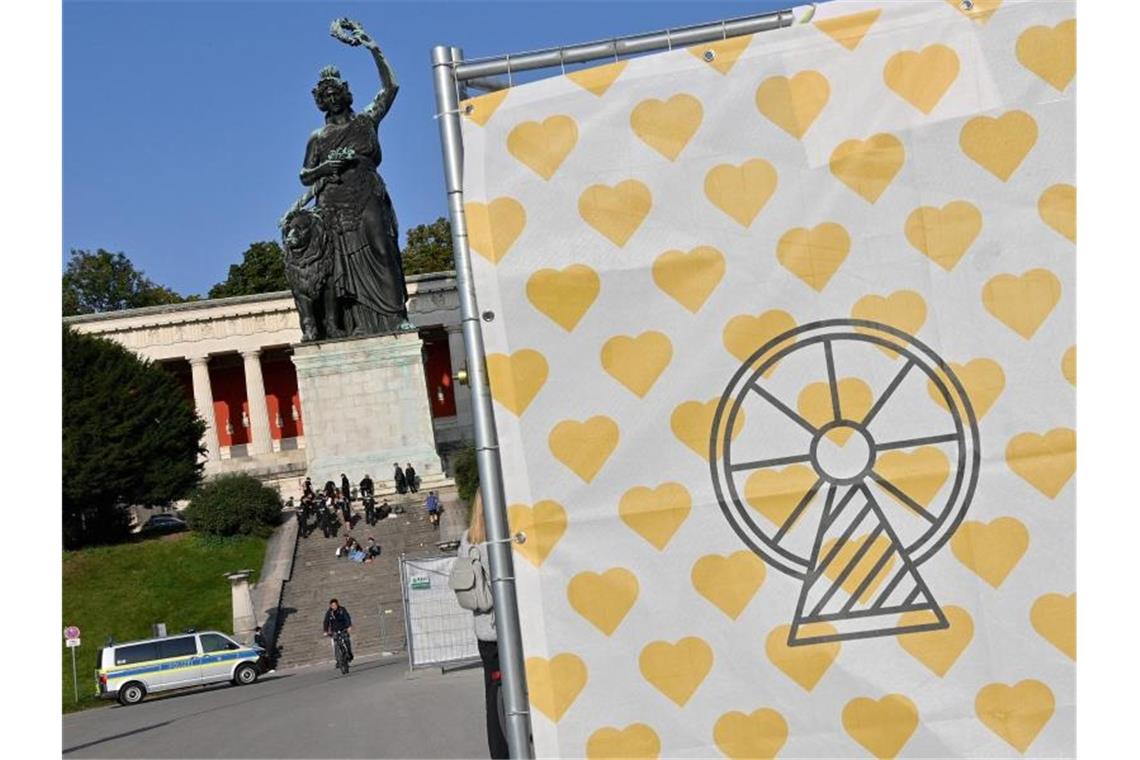 Ein Polizeiwagen auf dem Wiesn-Gelände unterhalb der Bavaria-Statue. Normalerweise wäre auf der Theresienwiese heute das größte Volksfest der Welt eröffnet worden. Foto: Peter Kneffel/dpa