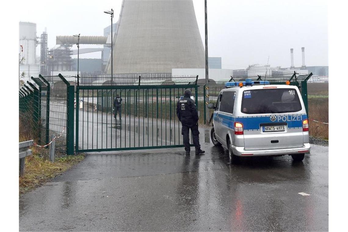 Aktivisten besetzen Gelände von Kohlekraftwerk in Datteln Ein Polizeiwagen fährt auf das Gelände des Steinkohlekraftwerks. Nach eigenen Angaben beendete die Polizei am Nachmittag die Besetzung. Foto: Caroline Seidel/dpa