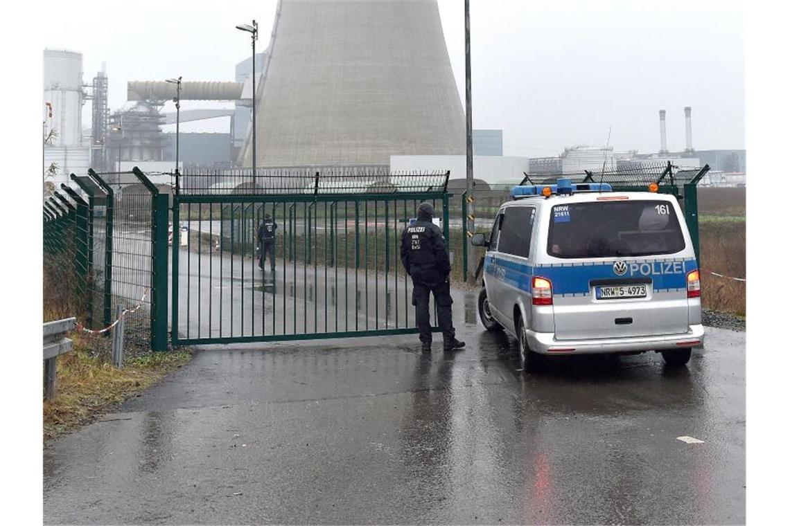 Ein Polizeiwagen fährt auf das Gelände des Steinkohlekraftwerks. Nach eigenen Angaben beendete die Polizei am Nachmittag die Besetzung. Foto: Caroline Seidel/dpa