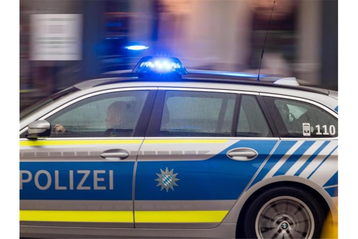 Ein Polizeiwagen fährt mit Blaulicht durch die Innenstadt. Foto: Peter Kneffel/dpa