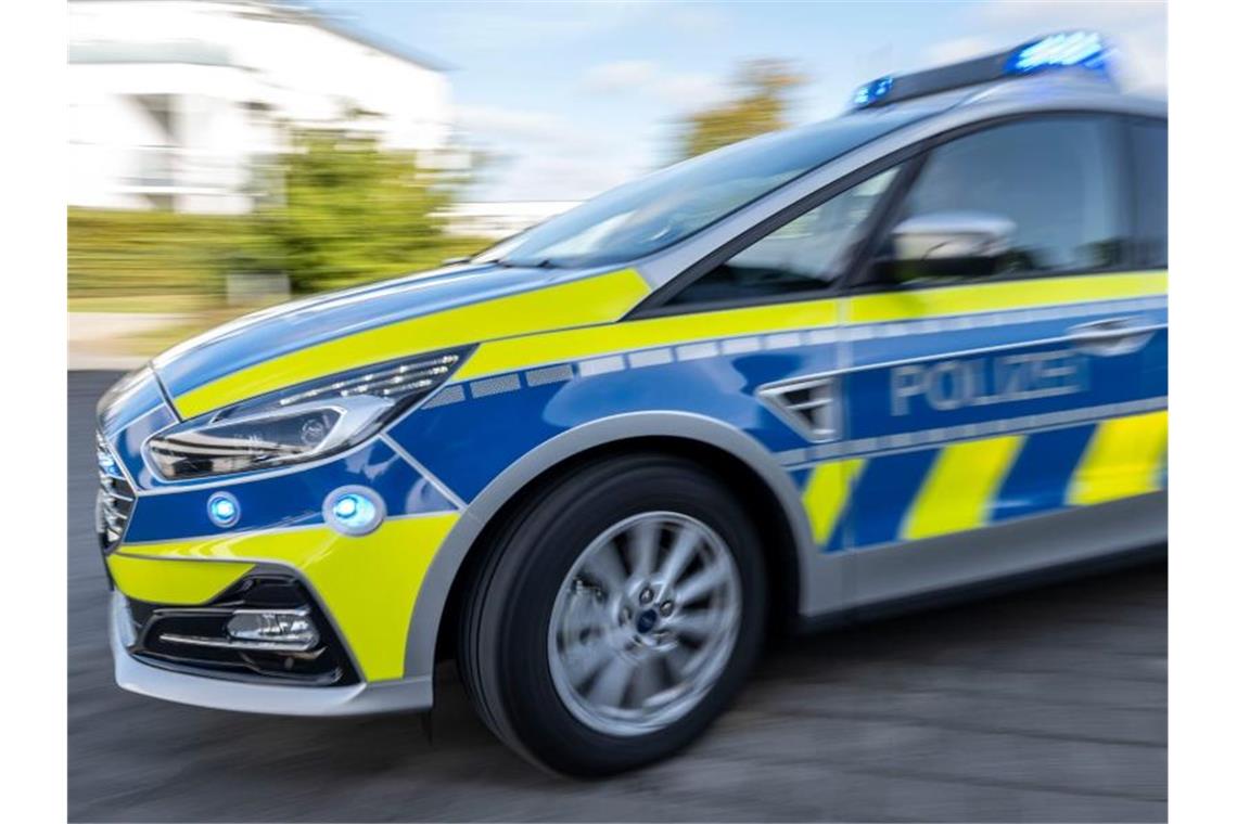 Scheinehen: Razzien in Tschechien und Deutschland Ein Polizeiwagen fährt mit eingeschaltetem Blaulicht. Foto: David Inderlied/dpa/Illustration