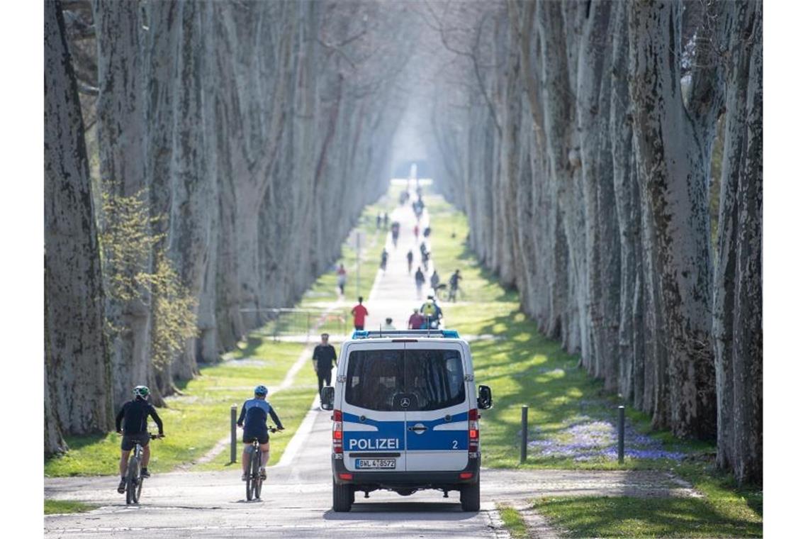 Ein Polizeiwagen im Stuttgarter Schlossgarten. Foto: Sebastian Gollnow/dpa