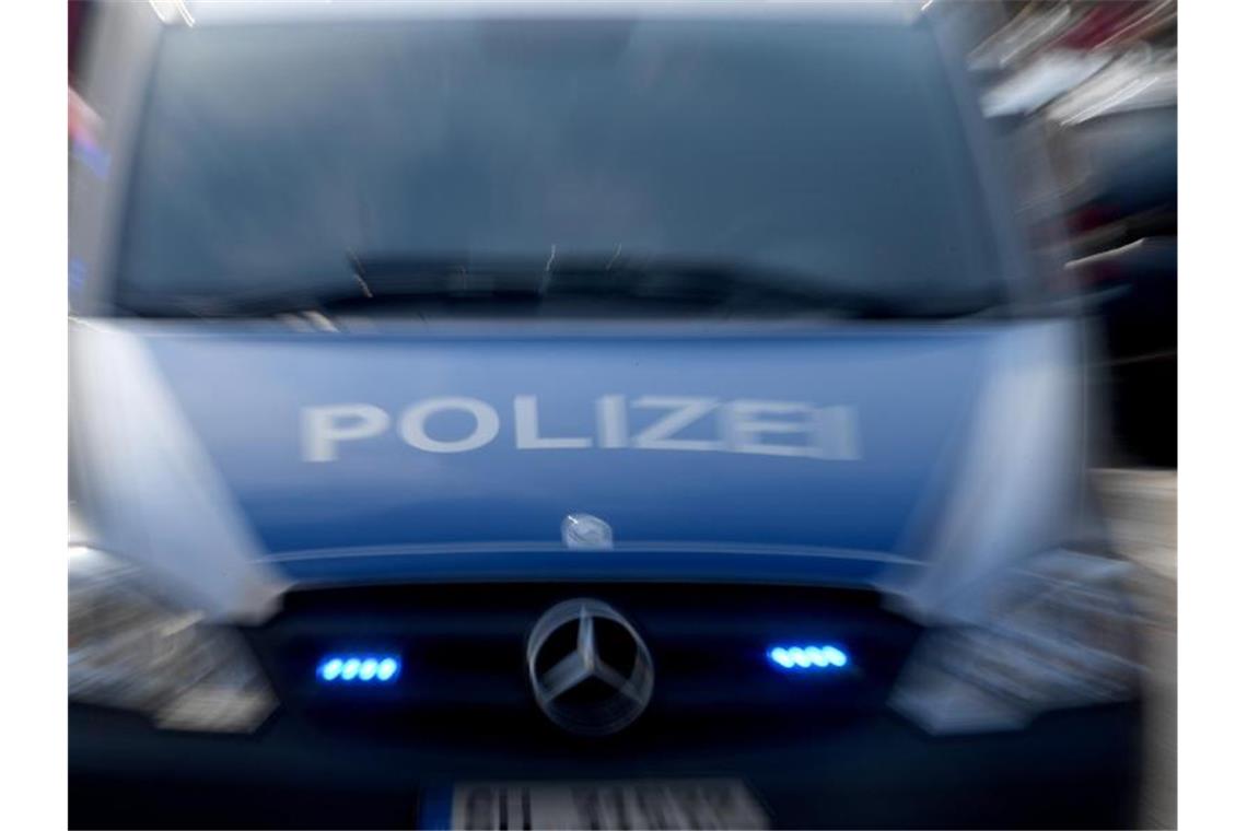 Ein Polizeiwagen ist im Einsatz. Foto: Carsten Rehder/dpa/Symbolbild