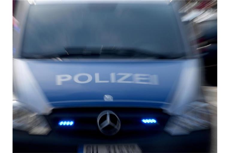 Ein Polizeiwagen ist im Einsatz. Foto: Carsten Rehder/dpa/Symbolbild