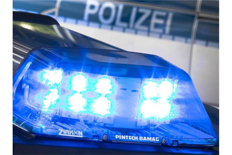 Ein Polizeiwagen mit Blaulicht. Foto: Friso Gentsch/dpa/Symbolbild