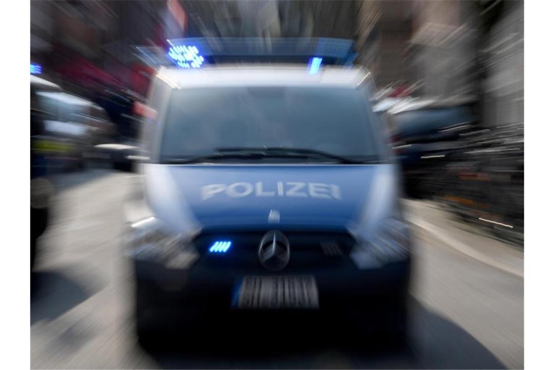 Ein Polizeiwagen mit eingeschaltetem Blauchlicht. Foto: Carsten Rehder/Archivbild