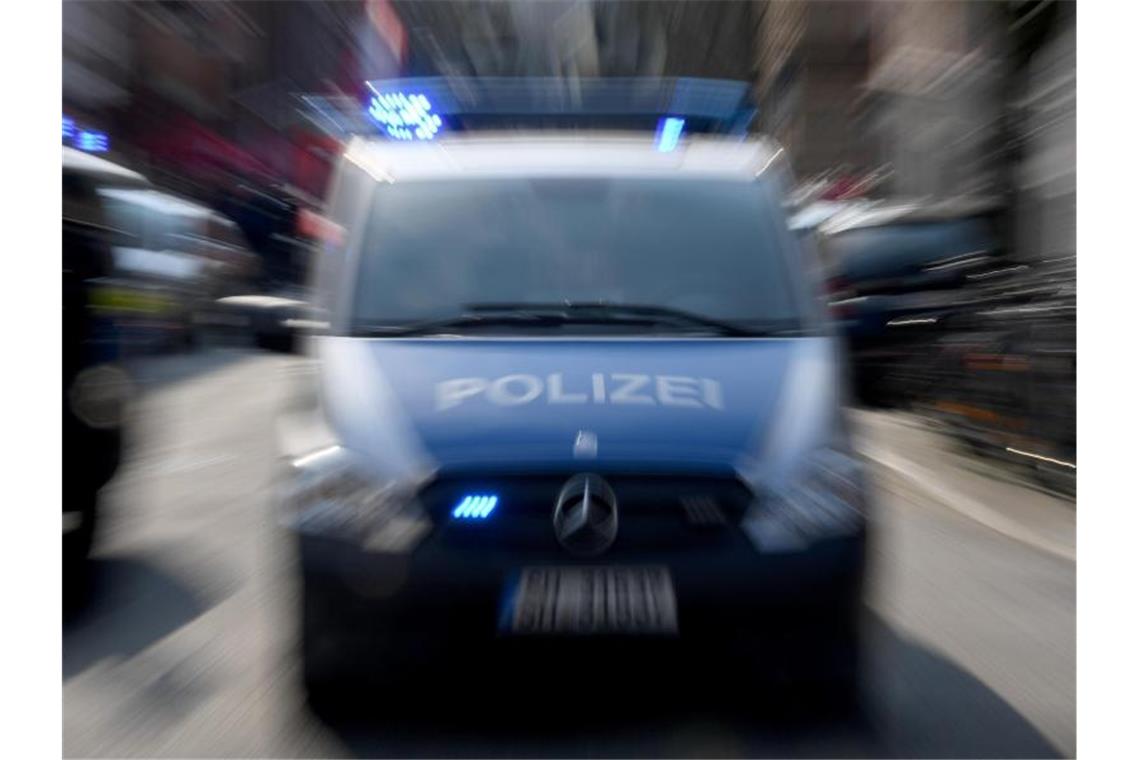 Ein Polizeiwagen mit eingeschaltetem Blauchlicht. Foto: Carsten Rehder/dpa/Symbolbild