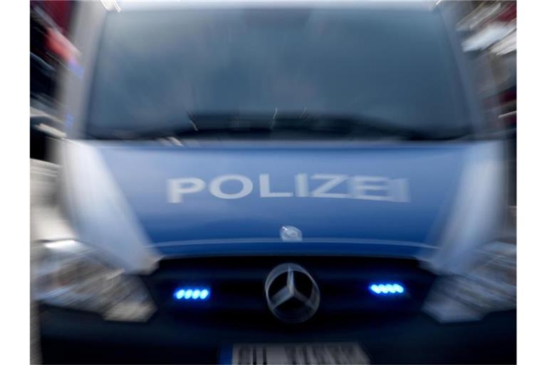 Ein Polizeiwagen mit eingeschaltetem Blaulicht. Foto: Carsten Rehder/dpa/Archivbild