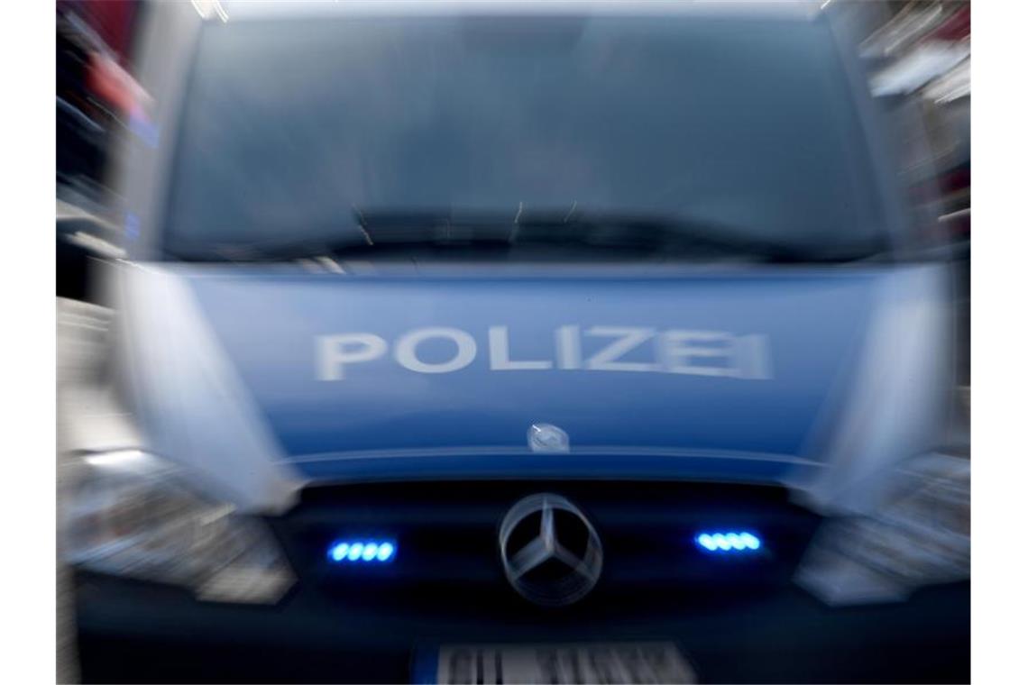 77-Jähriger umgeht Absperrung und stürzt in Baugrube: Tot Ein Polizeiwagen mit eingeschaltetem Blaulicht. Foto: Carsten Rehder/dpa