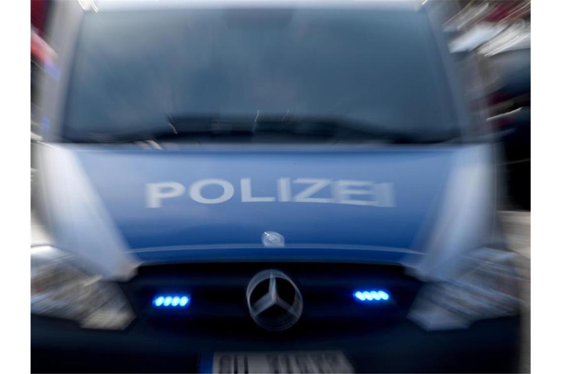 Angebliche Heilerin bringt 53-Jährige um deren Schmuck Ein Polizeiwagen mit eingeschaltetem Blaulicht. Foto: Carsten Rehder/dpa/Archivbild