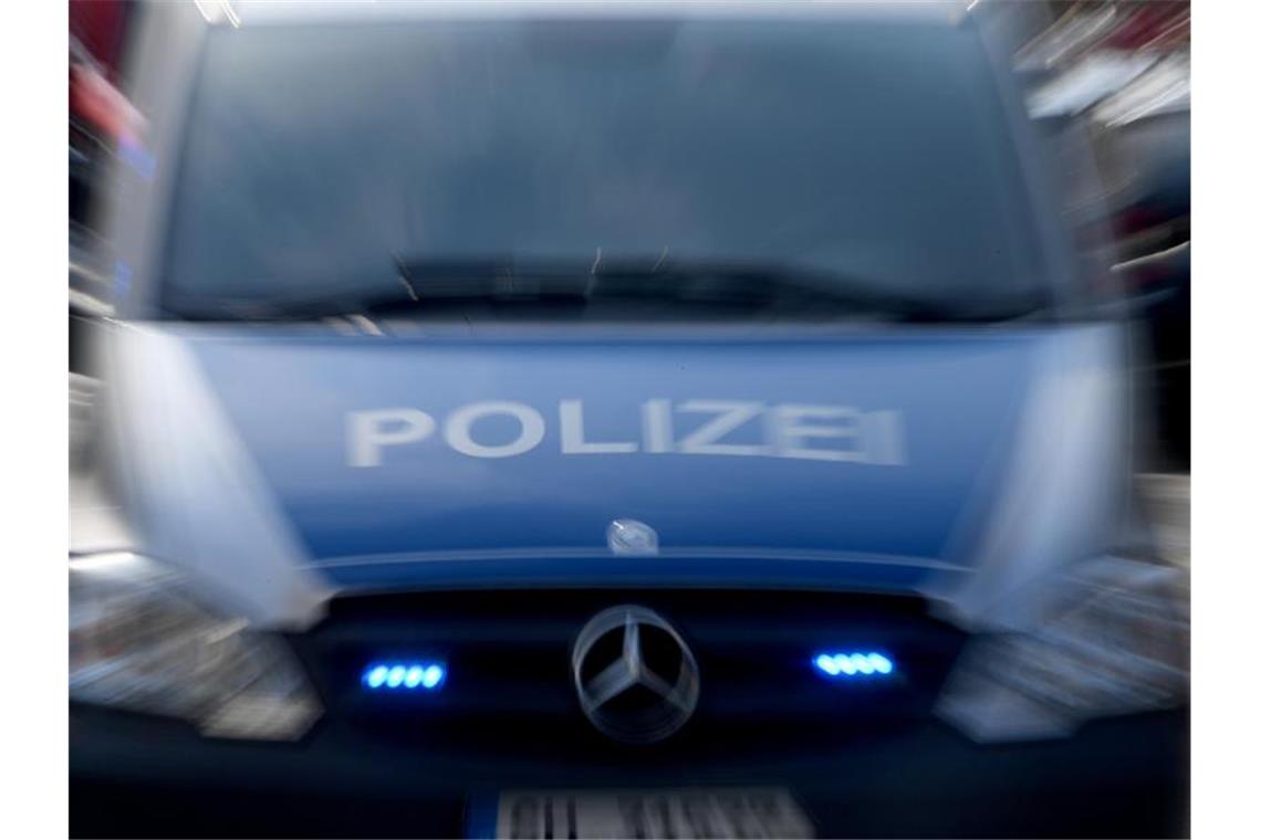 Ein Polizeiwagen mit eingeschaltetem Blaulicht. Foto: Carsten Rehder/dpa/Archivbild