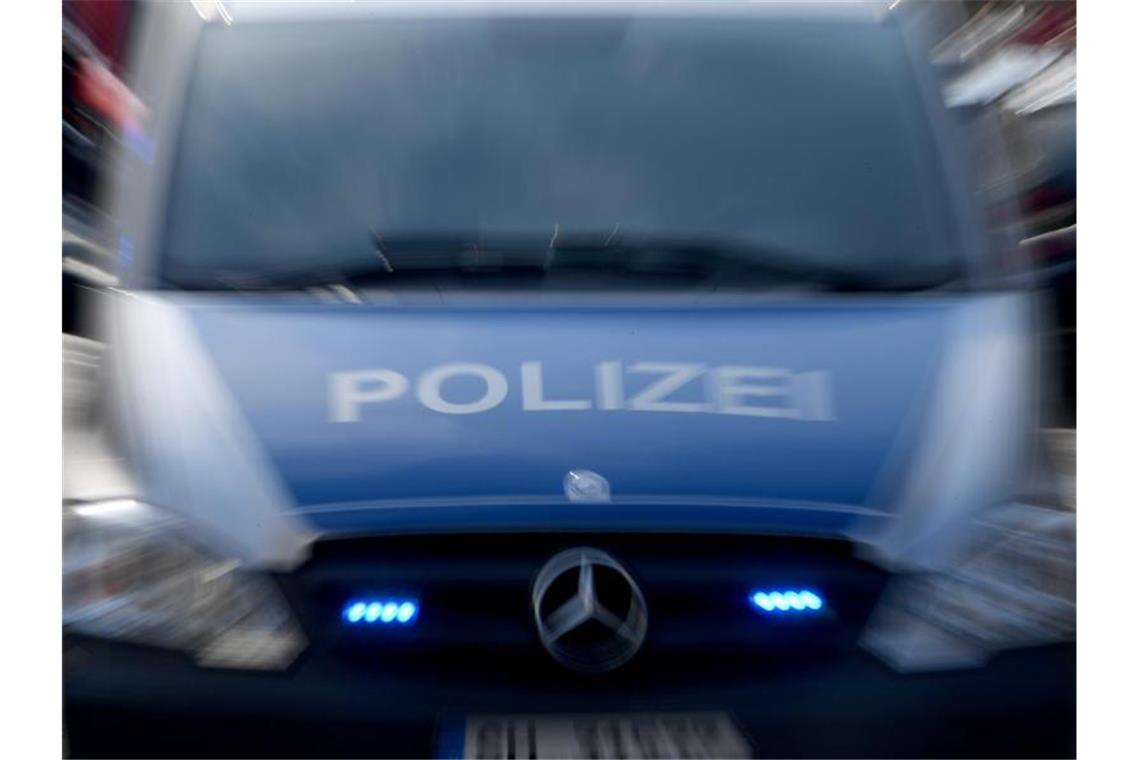 Ein Polizeiwagen mit eingeschaltetem Blaulicht. Foto: Carsten Rehder/dpa/Archivbild