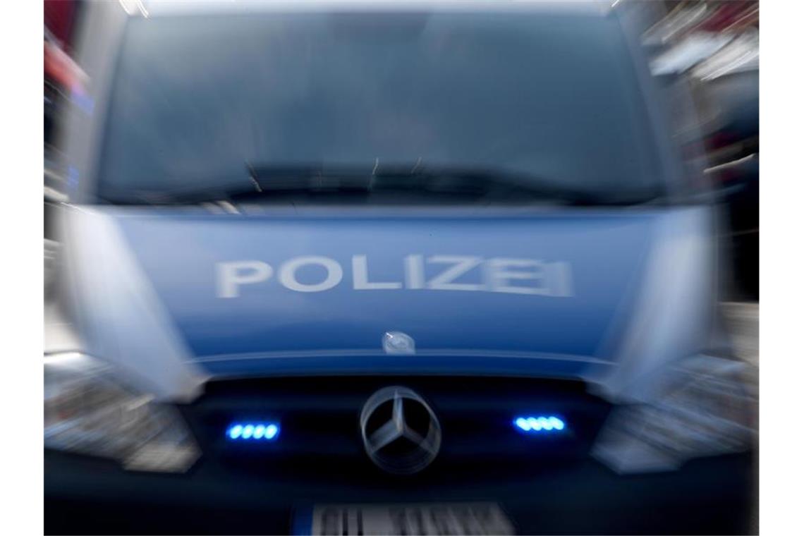 Dem Kontaktverbot getrotzt: Polizei löst Party auf Ein Polizeiwagen mit eingeschaltetem Blaulicht. Foto: Carsten Rehder/dpa/Archivbild