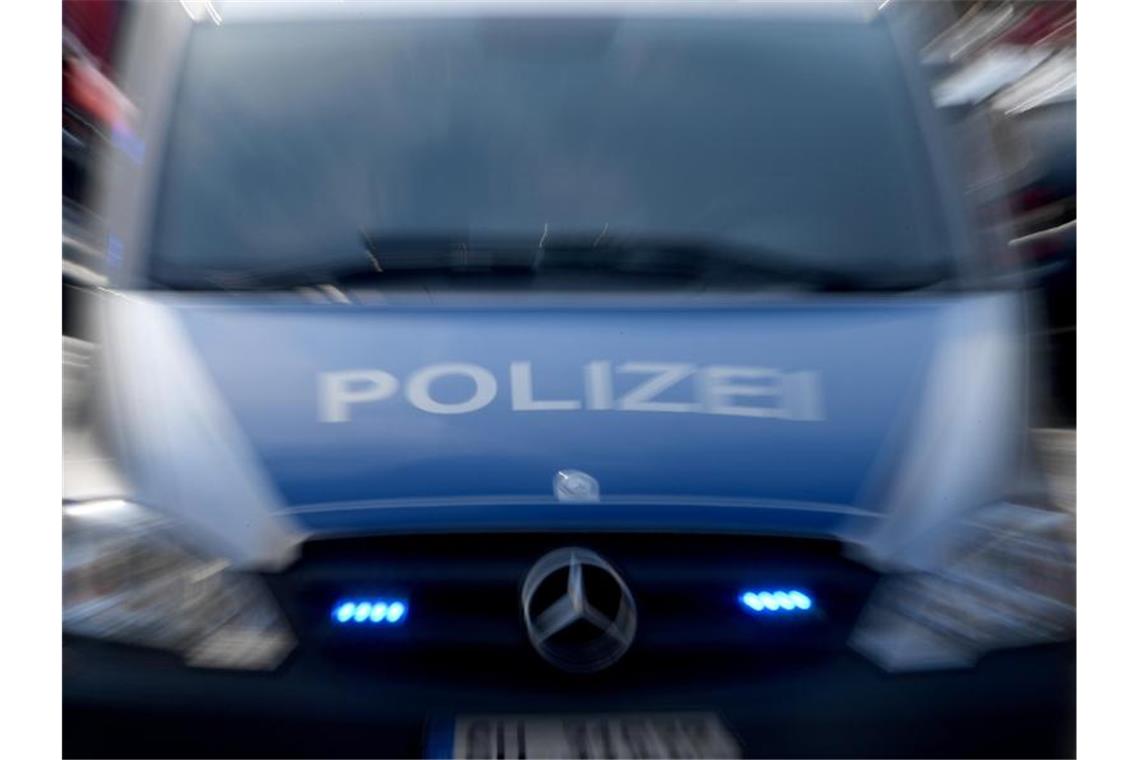 Ein Polizeiwagen mit eingeschaltetem Blaulicht. Foto: Carsten Rehder/dpa/Archivbild