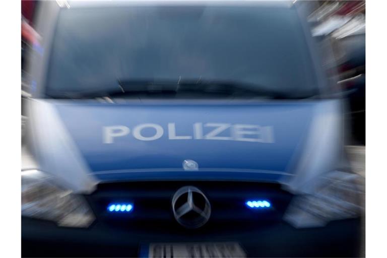 Ein Polizeiwagen mit eingeschaltetem Blaulicht. Foto: Carsten Rehder/dpa/Archivbild