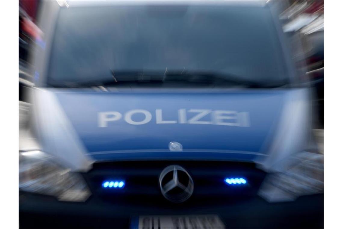 Ein Polizeiwagen mit eingeschaltetem Blaulicht. Foto: Carsten Rehder/dpa/Archivbild