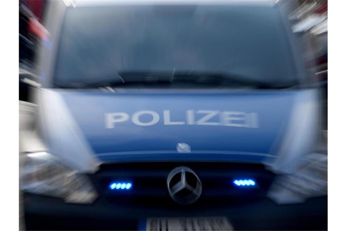 Raubversuch mit Schlagstöcken: Zwei Verletzte in Stuttgart Ein Polizeiwagen mit eingeschaltetem Blaulicht. Foto: Carsten Rehder/dpa/Archivbild