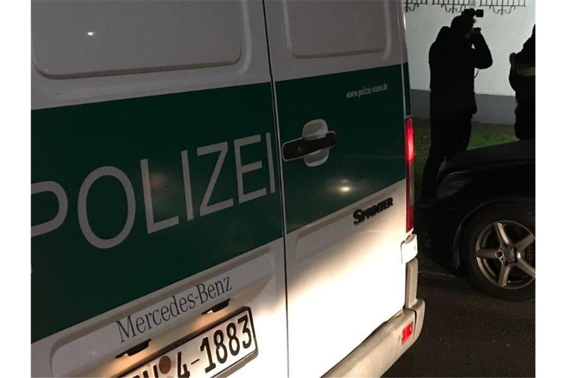 Ein Polizeiwagen steht vor einem Gebäude in Oberhausen. Foto: --/Polizeipräsidium Oberhausen/dpa