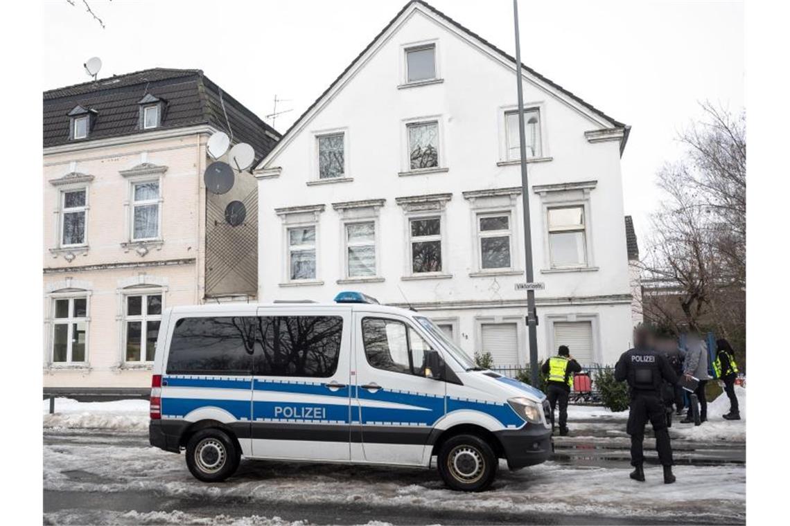 Ein Polizeiwagen steht vor einem Haus in der Victoriastraße in Hamm. Foto: Bernd Thissen/dpa