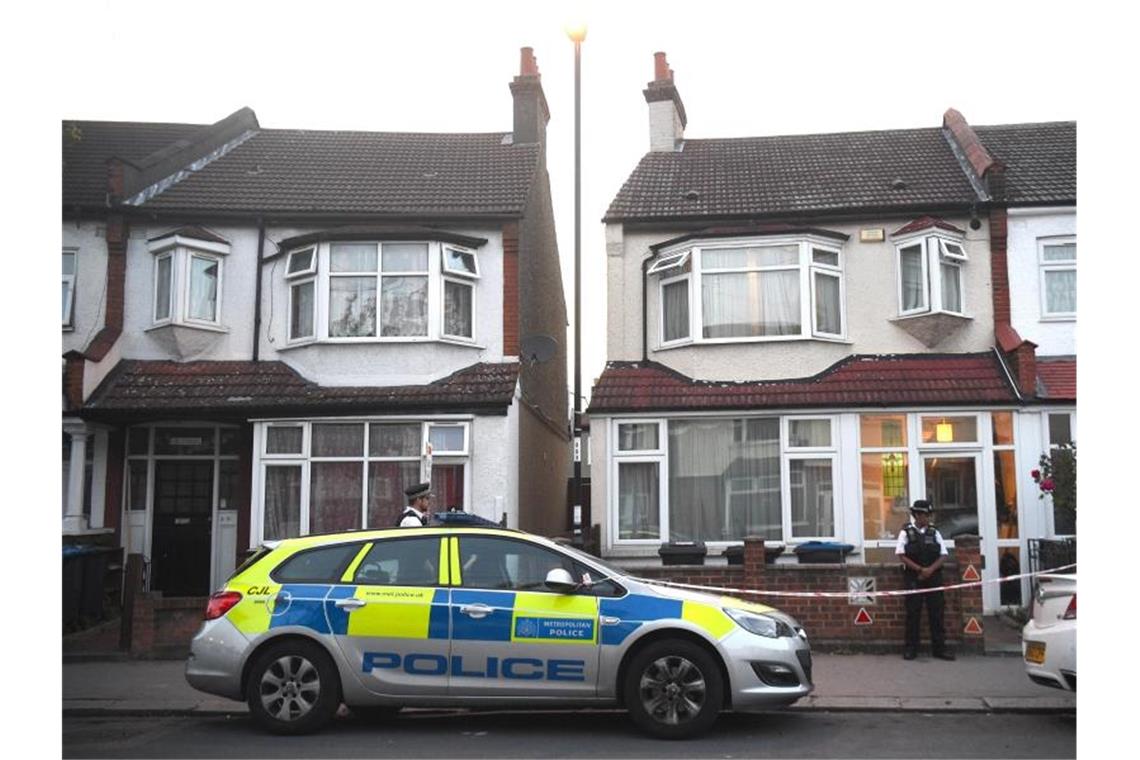 Hochschwangere in London erstochen - Baby in Lebensgefahr Ein Polizeiwagen vor dem Tatort. Foto: Kirsty O'connor/PA Wire