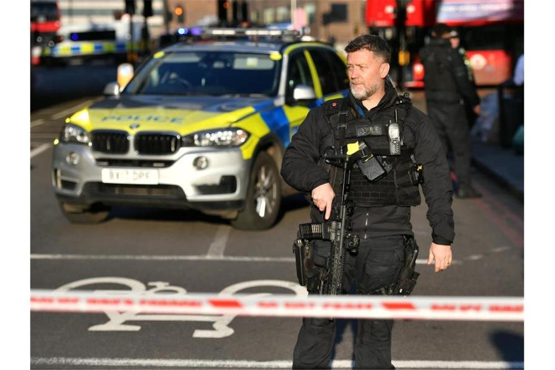 Messerattacke in London: Debatte über frühe Haftentlassung Ein Polizist am Tatort auf der London Bridge im Zentrum Londons. Foto: Dominic Lipinski/PA Wire/dpa