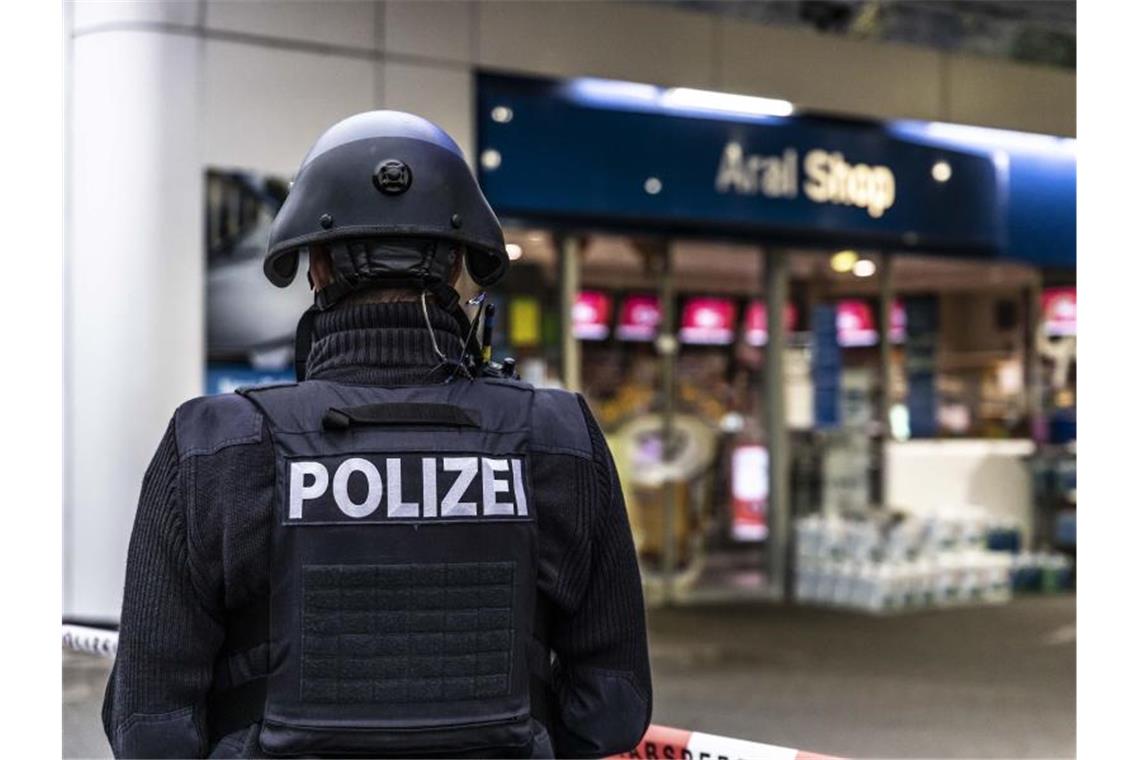 Ein Polizist am Tatort in Idar-Oberstein. Foto: Christian Schulz/Foto Hosser/dpa