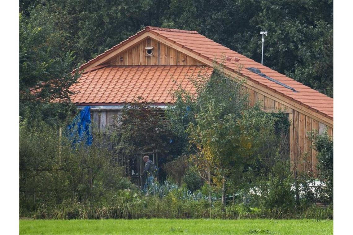 Ein Polizist auf Spurensuche auf dem abgelegenen Hof im niederländischen Dorf Ruinerwold. Die Ermittlungen konzentrieren sich auf den 67-jährigen Vater der Familie. Foto: Vincent Jannink/ANP/dpa