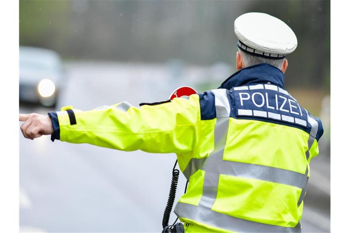 Hickhack um neue Raser-Regeln - Streit in Regierung Ein Polizist bei einer Geschwindigkeitskontrolle an einer Bundesstraße. Foto: Uwe Anspach/dpa
