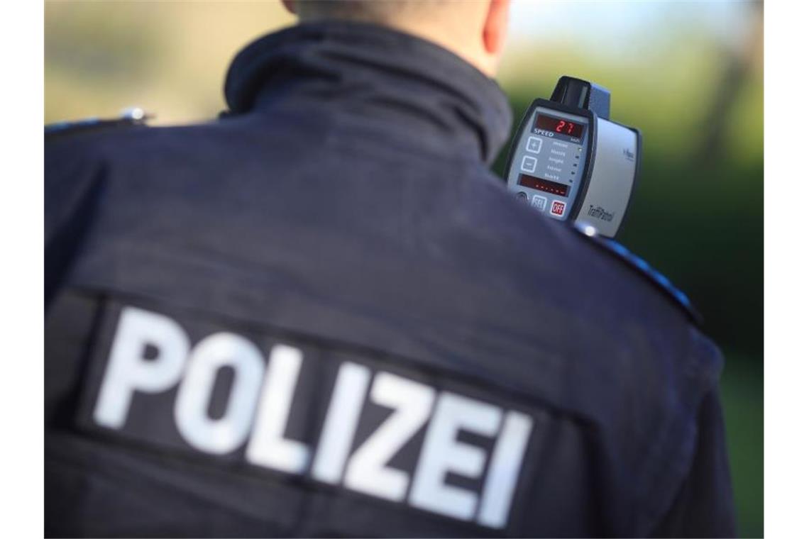 Ein Polizist bei einer Geschwindigkeitskontrolle. Foto: Jens Wolf/dpa-Zentralbild/dpa/Archivbild