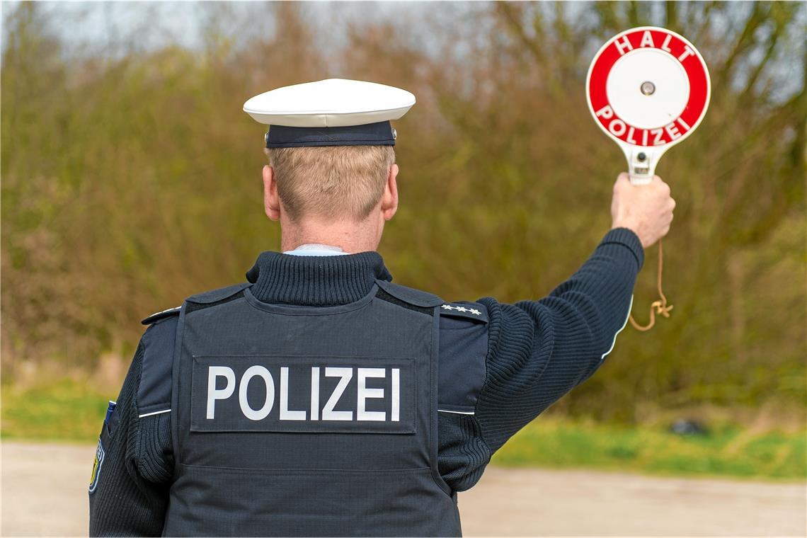 Falsche Polizeibeamte machen erneut Beute Ein Polizist bei einer Verkehrskontrolle. Vor allem über das Telefon versuchen vermeintliche Polizisten derzeit, älteren Bürgerinnen und Bürgern Geld zu entwenden. Foto: benjaminnolte - stock.adobe.com