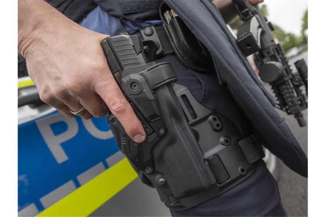 Polizisten erschossen im vergangenen Jahr elf Menschen Ein Polizist bei einer Vorführung des Notinterventionsteams. Polizisten in Deutschland haben im vergangenen Jahr elf Menschen erschossen. Foto: Boris Roessler