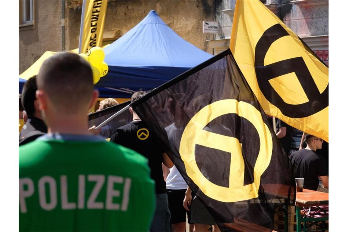 Demonstrationen gegen Rechts in Kassel und Halle Ein Polizist beobachtet Teilnehmer der Versammlung der rechtsextremen Identitären Bewegung. Foto: Sebastian Willnow