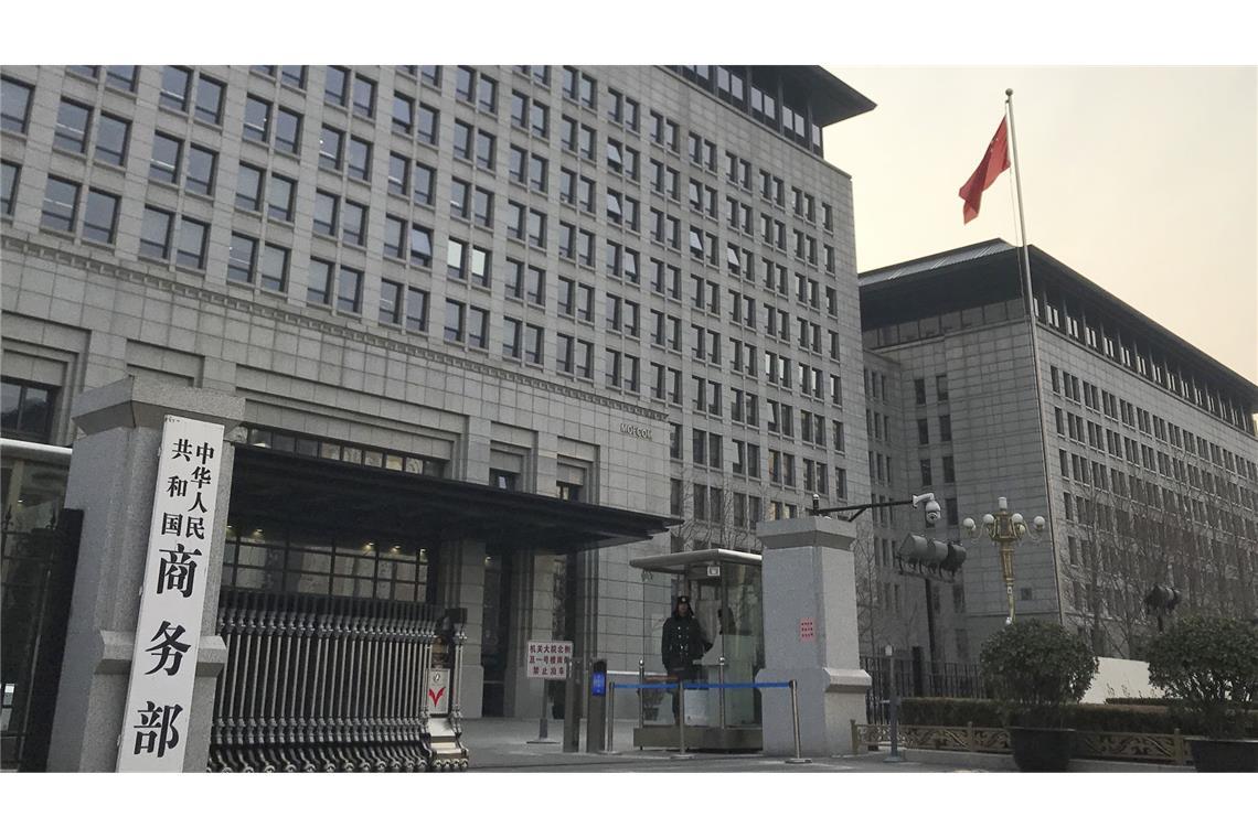 China erhöht Gegenzölle auf US-Produkte auf 125 Prozent Ein Polizist bewacht den Haupteingang des Handelsministeriums. (Archivbild)