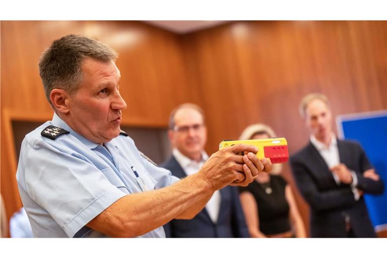 Ein Polizist der Bundespolizei führt einen Taser 10 vor.