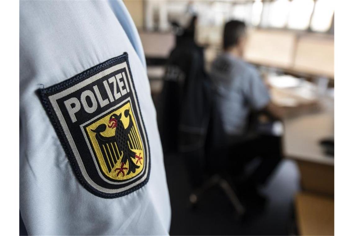 Ein Polizist der Bundespolizei steht in einer Leitstelle. Foto: Boris Roessler/dpa/Symbolbild