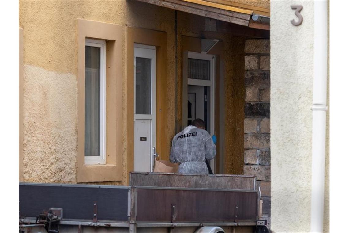 Tödliche Gewalttat: Geschwisterpaar in Dresden getötet Ein Polizist der Spurensicherung sucht nach Hinweisen. Foto: Robert Michael