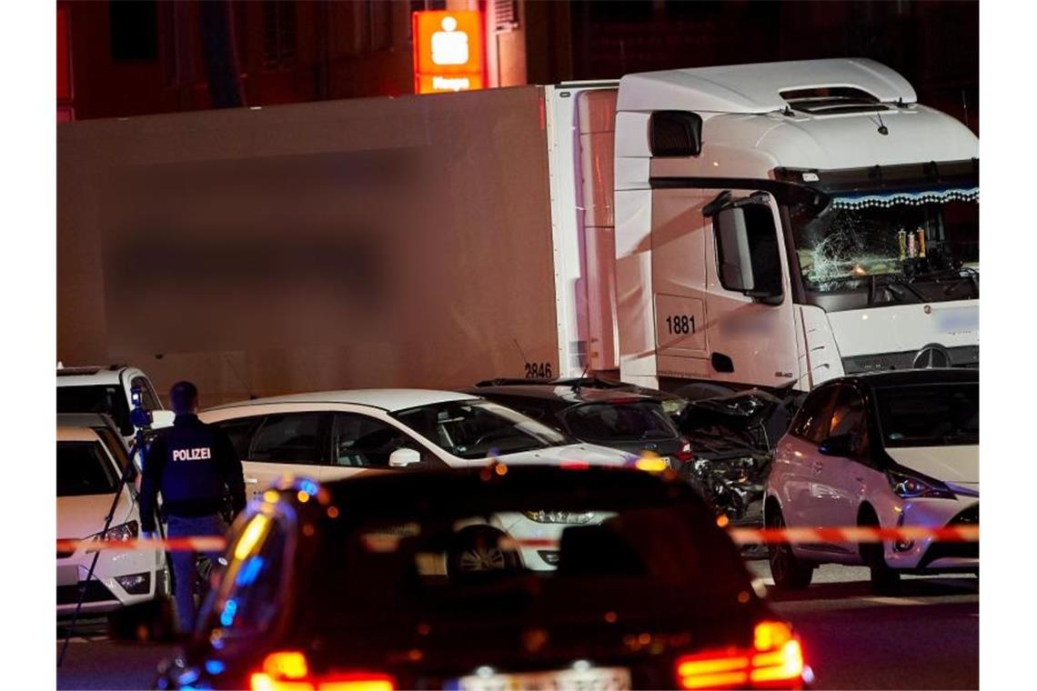 Ein Polizist dokumentiert im Oktober 2019 mit einer Kamera die von Scheinwerfern ausgeleuchtete Unfallstelle. Foto: Sascha Ditscher/dpa