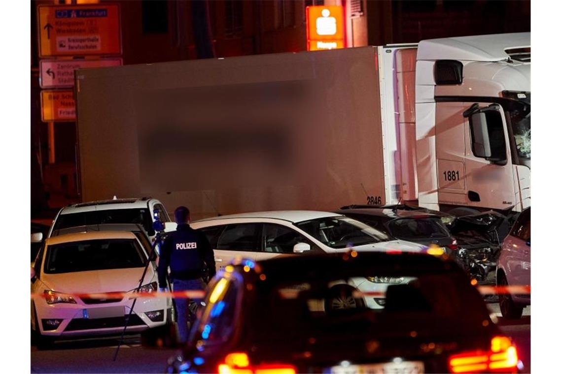 Ein Polizist dokumentiert mit einer Kamera die Unfallstelle, an der ein Lastwagen in Limburg auf mehrere vor einer roten Ampel vor dem Landgericht stehende Fahrzeuge aufgefahren ist (2019). Foto: Sascha Ditscher/dpa